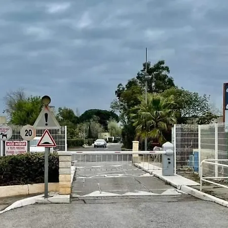 Plage: Atypique Bord De Mediterranee *